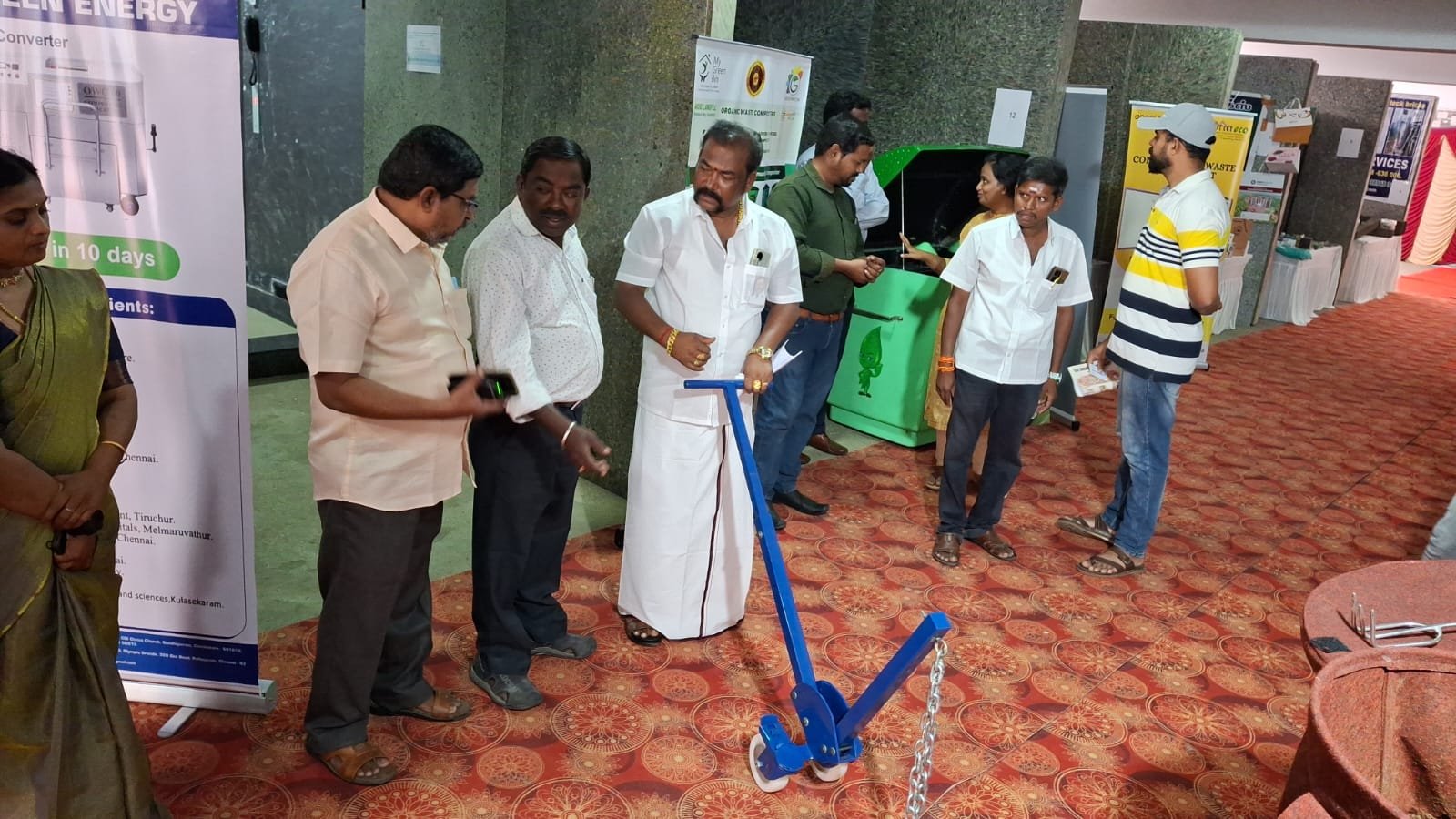 குப்பைகளை தரம் பிரித்து வழங்குவது குறித்த - விழிப்புணர்வு கண்காட்சி :