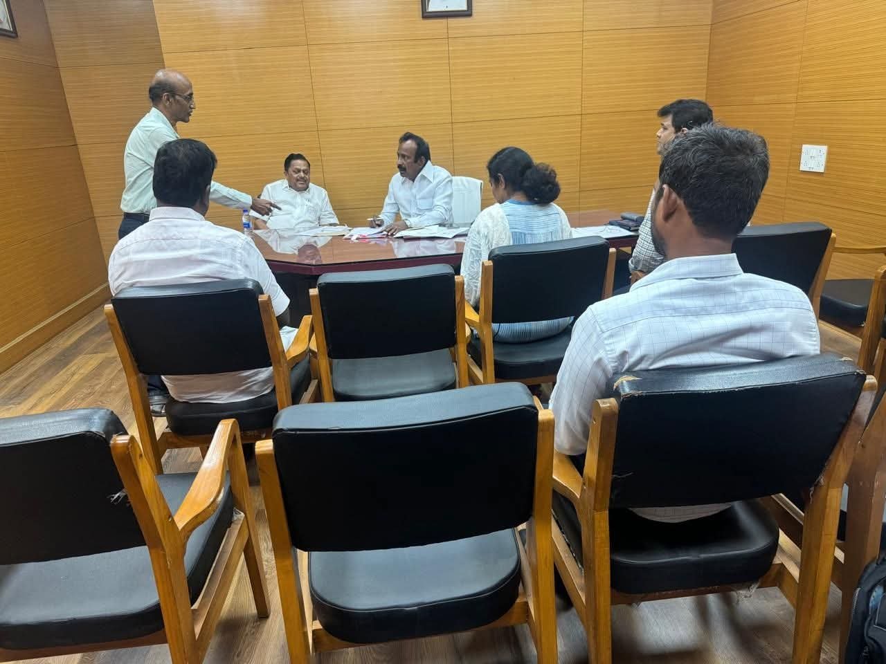 நீலகிரி மாவட்டத்தின் கட்டிடங்கள் கட்டுமான வரைவிதிகளுக்காக மாண்புமிகு வீட்டு வசதித்துறை அமைச்சர் முத்துசாமி அவர்களிடம் ஆலோசனை மேற்கொண்டார் அரசு தலைமை கொறடா கா. ராமச்சந்திரன் :