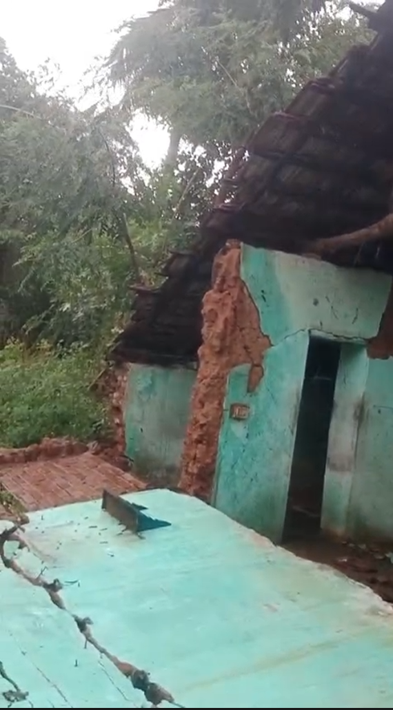 கள்ளக்குறிச்சி மாவட்டம் உளுந்தூர்பேட்டை வட்டம் களமருதூர் கிராமத்தில் சுவர் இடிந்து விழுந்தது :