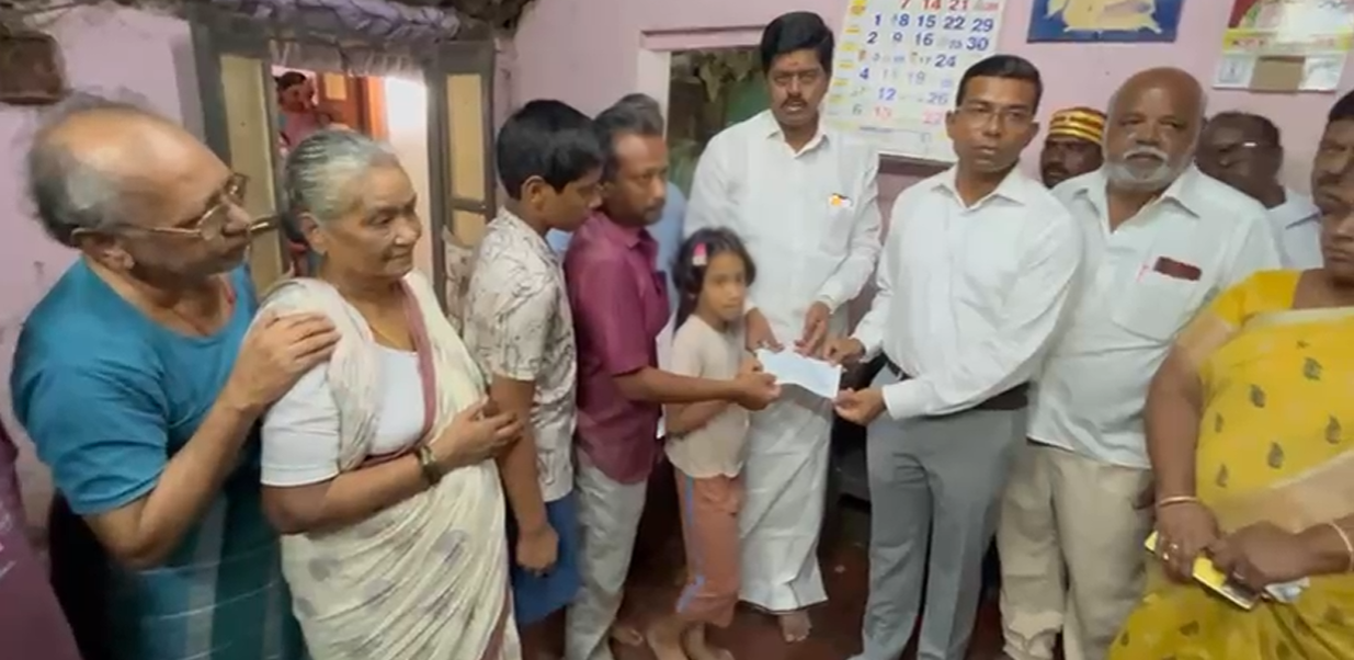 விழுப்புரம் மாவட்டம் ஆட்சித் தலைவர் நிதி வழங்கினார்..