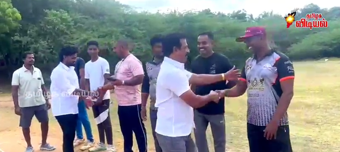 கிரிகெட் போட்டியை துவங்கி வைத்தார்: தி.மு.க வட்ட செயலாளர்...