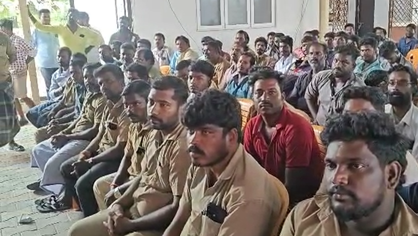 கள்ளக்குறிச்சி மாவட்டம் பகண்டை கூட்டு சாலையில் ஆயுதபூஜையை முன்னிட்டு ஆட்டோ மற்றும் கார் ஓட்டுநர்களுக்கு புத்தாடை வழங்கப்பட்டது...