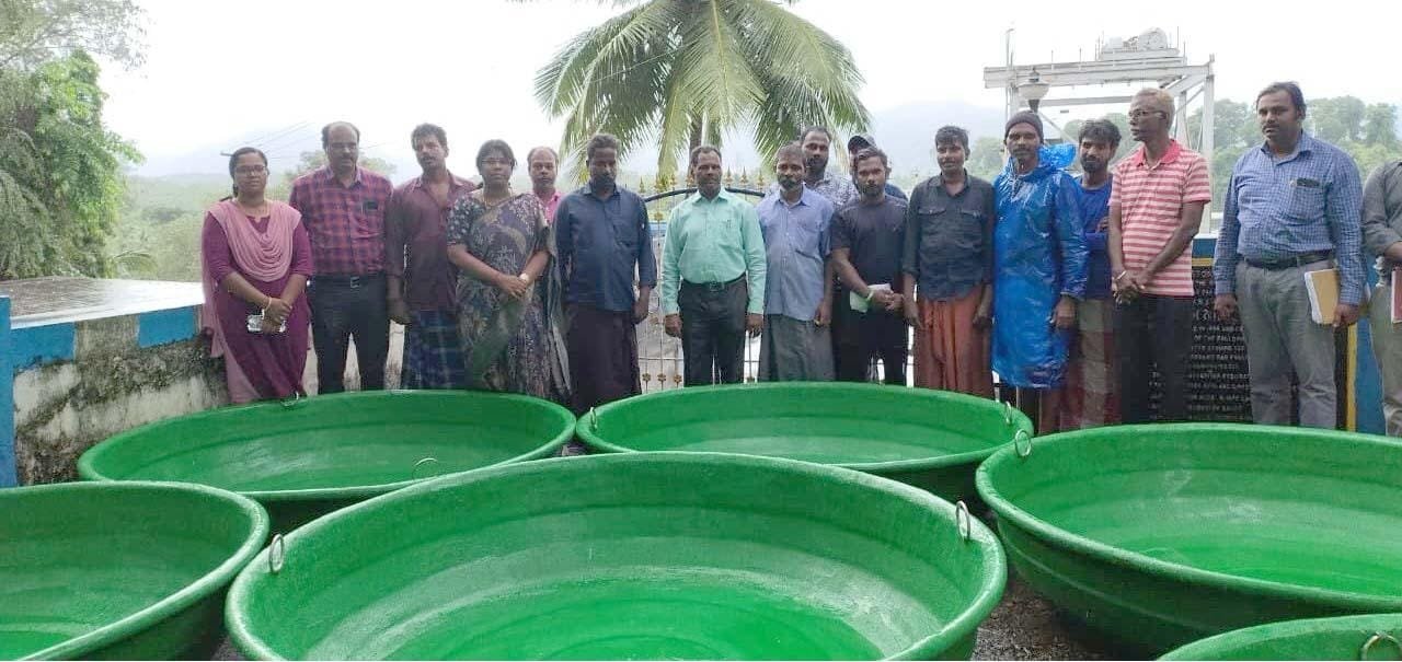 கன்னியாகுமரி மாவட்டம் பேச்சிப்பாறை, சிற்றார் நீர்தேக்கத்தில் மீன்பிடிக்கும் மீனவர்களுக்கு மானிய விலையில் பரிசல் வழங்கப்பட்டது :