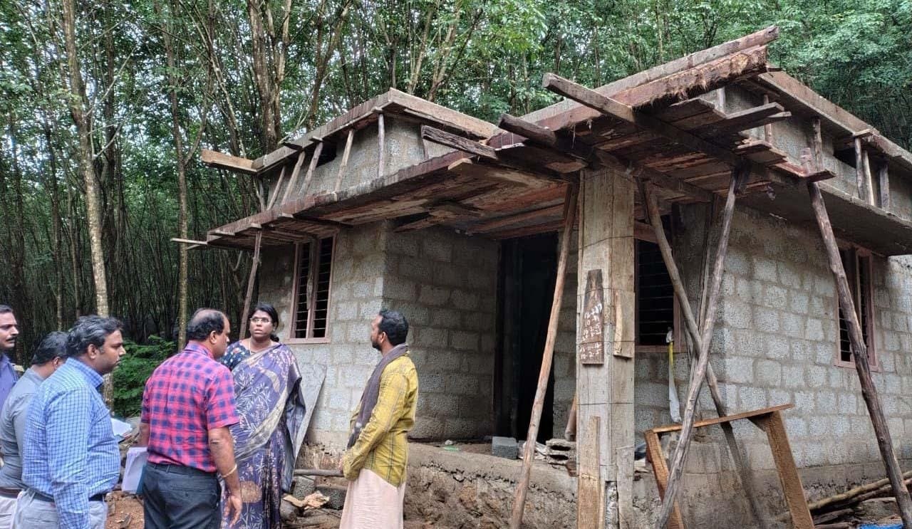 எட்டாங்குன்றில் கட்டப்பட்டு வரும் வீடுகளை நேரில் பார்வையிட்ட ஆட்சித்தலைவர் அழகுமீனா