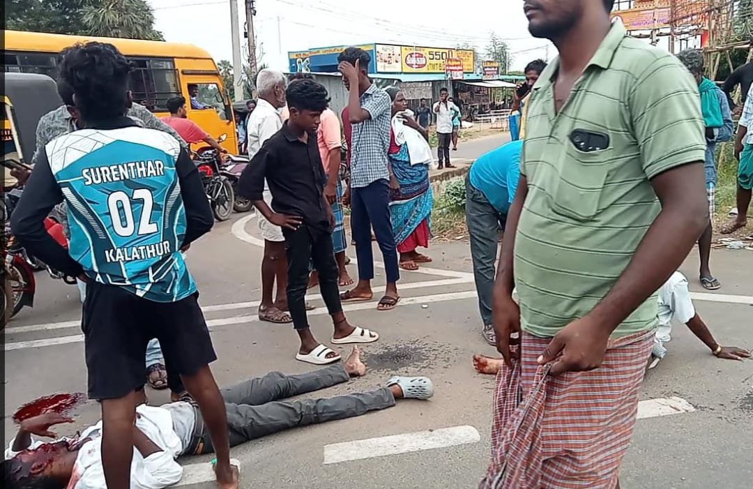 சென்னை - திருச்சி தேசிய நெடுஞ்சாலையில் கார், இருசக்கர வாகனத்தின் மீது மோதி விபத்து : இருவர் பலத்த காயம் !