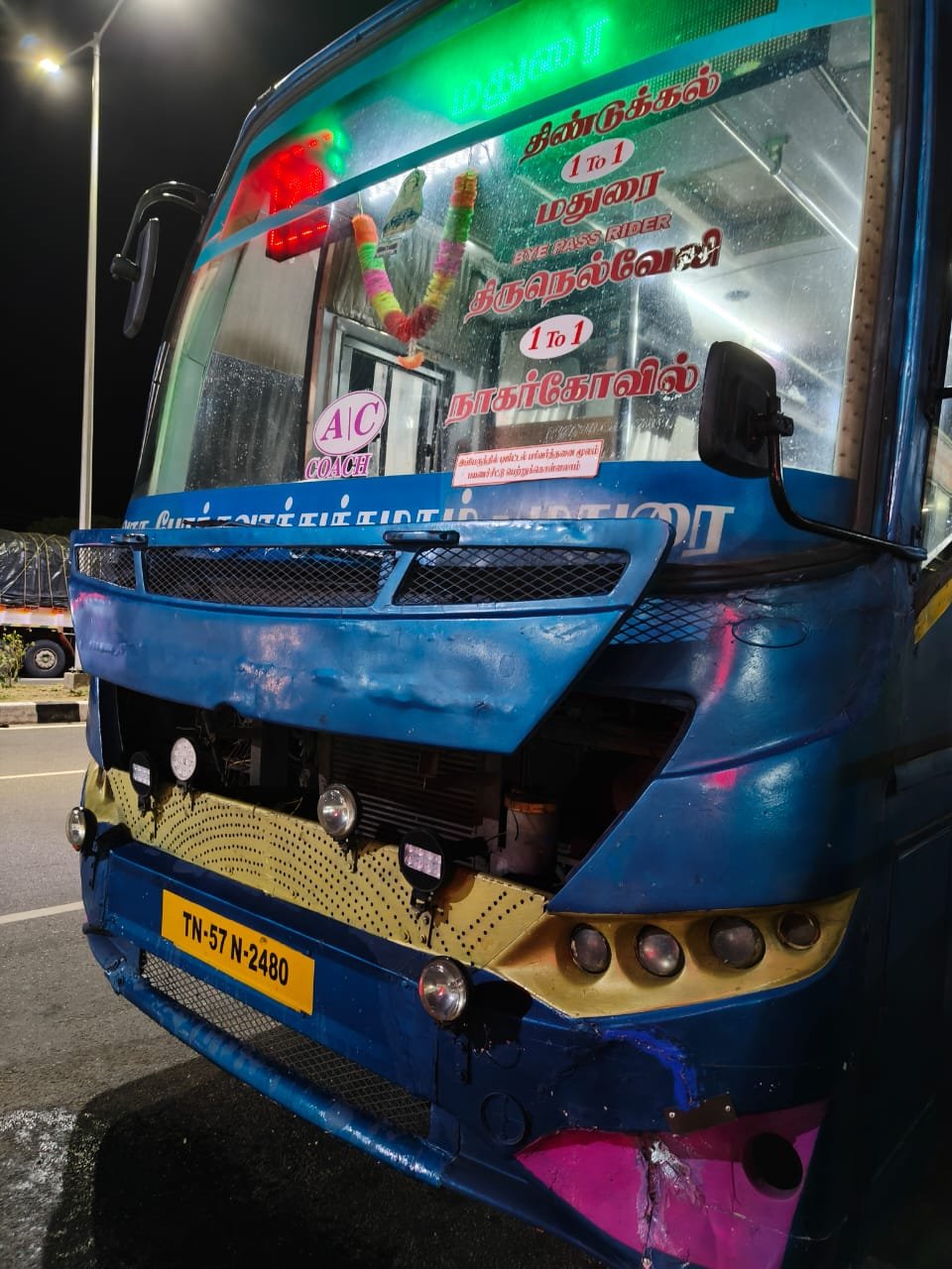 பயணிகளின் உயிரை பணயம் வைத்த ஓட்டுநர் – மக்கள் பரபரப்பு !