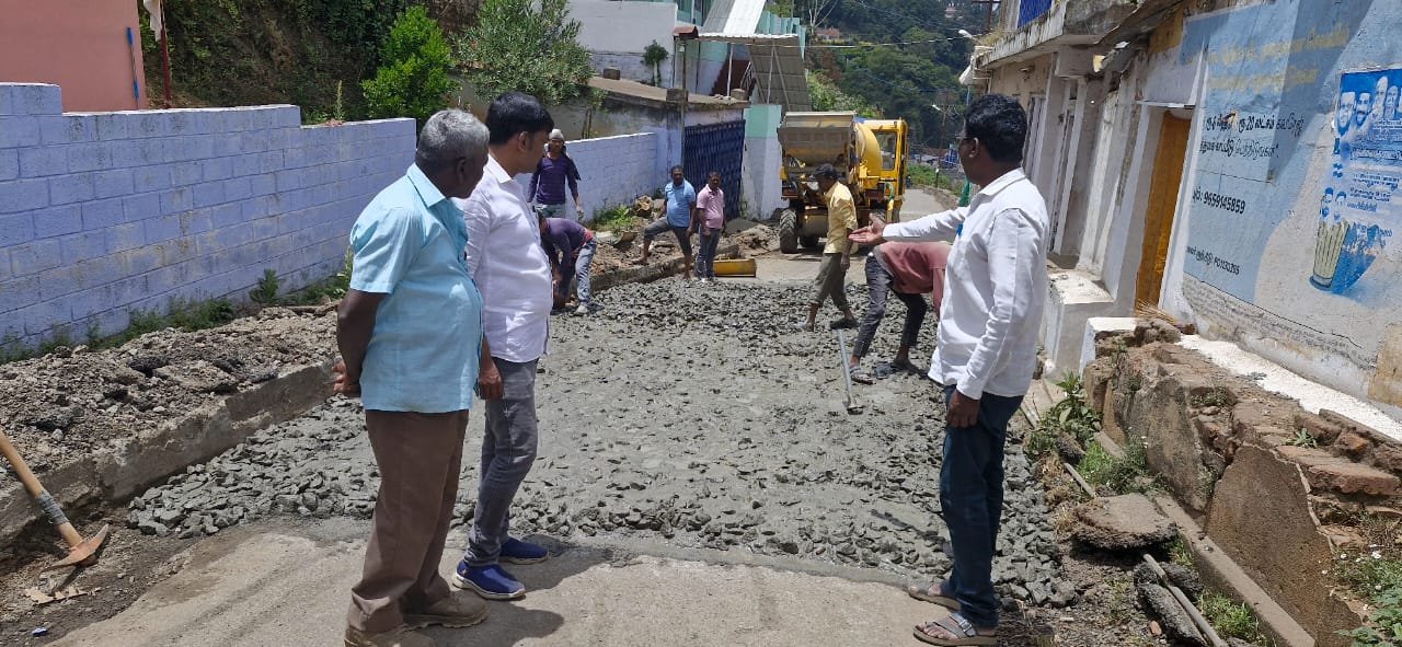 காங்ரீட் சாலை அமைத்துக் கொடுத்த. திமுக நகரமன்ற உறுப்பினரும் தலமை கழக பேச்சாளருமான ஜாகீர் உசேனுக்கு பொதுமக்கள் பாராட்டு