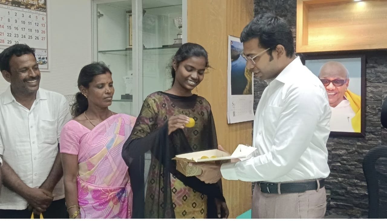 விழுப்புரம் மாவட்டம் ஏழை பெண் கல்லூரி மாணவி மேல் படிப்பிற்கு உதவி செய்த மாவட்ட ஆட்சித் தலைவர் பொதுமக்கள் பாராட்டு