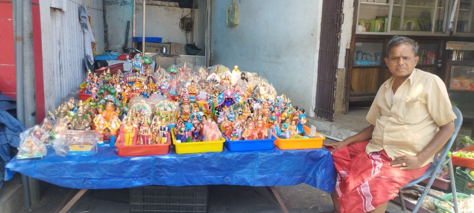 மதுரையில் நவராத்தி விழாவுக்கு கொழு பொம்மைகள் விற்பனை தொடங்கியது