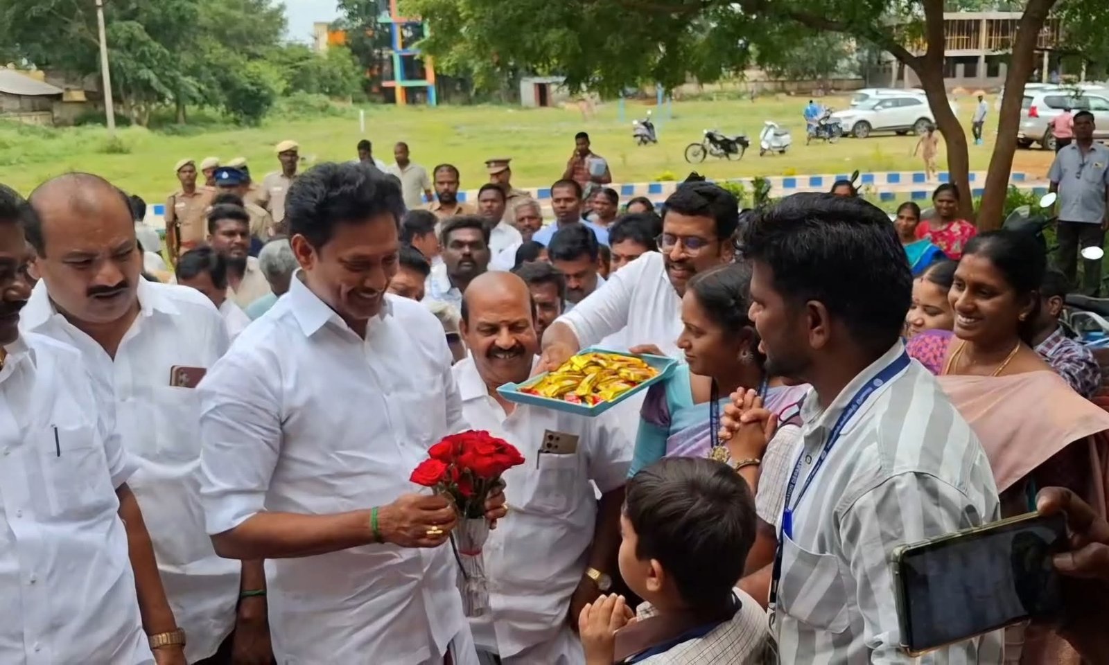 ஆம்பூர் அருகே அரசு பள்ளியில் உள்ள மாற்றுத்திறனாளி குழந்தைகள் சிறப்பு கல்வி மையத்தில் பள்ளிக்கல்வித்துறை அமைச்சர் அன்பில் மகேஷ் பொய்யாமொழி திடீர் ஆய்வு.