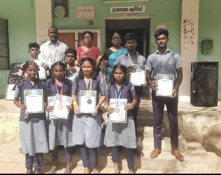 குறுவட்ட அளவில் நடைபெற்ற தடகளப்போட்டிகளில், பதக்கங்களை குவித்த, திருநெல்வேலி நடுக்கல்லூர் அரசு மேல்நிலைப்பள்ளி மாணவ-மாணவிகள்!