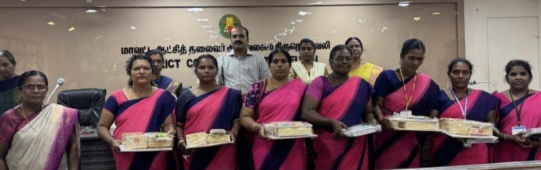 திருநெல்வேலியில் நடைபெற்ற மக்கள் குறைதீர்க்கும் நாள் கூட்டத்தில், மனுதாரர்கள் இருந்த இடத்திற்கே சென்று குறைகளை கேட்டறிந்து, கோரிக்கை மனுக்களை பெற்றுக்கொண்ட, மாவட்ட ஆட்சித்தலைவர்!
