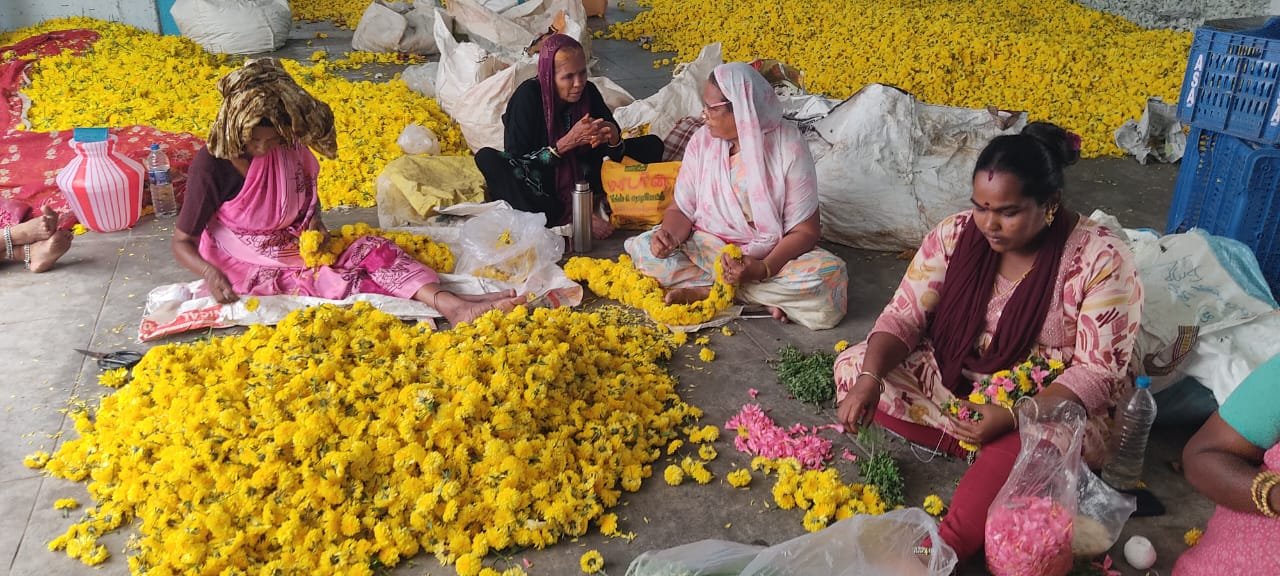 உடுமலையில் ஆயுதபூஜையை முன்னிட்டு பூக்களின் விலை இரு மடங்கு உயர்வு