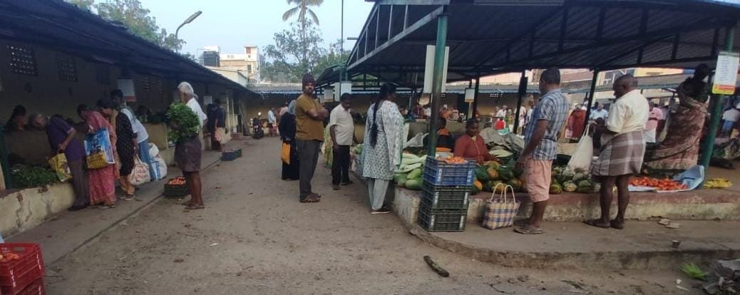 புரட்டாசி மாதத்தை ஒட்டி உடுமலை உழவர் சந்தையில் காய்கறி விற்பனை அதிகரிப்பு மீன் இறைச்சி விற்பனை குறைந்தது.