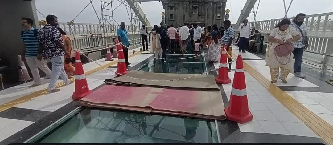 கன்னியாகுமரி கண்ணாடி பாலத்தில் சேதம் – சுற்றுலாப் பயணிகள் அச்சம் !