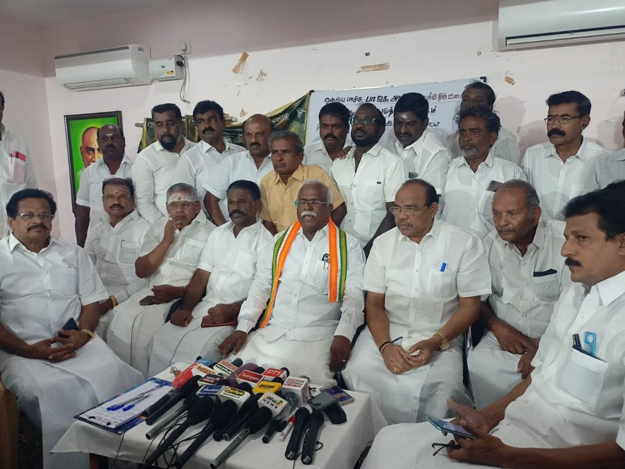 ஒன்றிய அரசின் வாக்குத்திருட்டை கண்டித்து - குற்றாலத்தில் காங்கிரஸ் சார்பில் கையெழுத்து இயக்கம் !