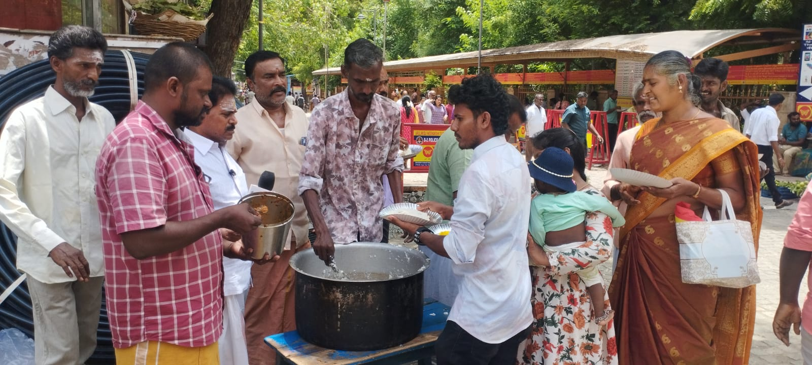மதுரையில் மகாளய அமாவாசையை முன்னிட்டு ஜெயில் காளி அம்மன் கோயிலில் அன்னதானம் விழா நடைபெற்றது..