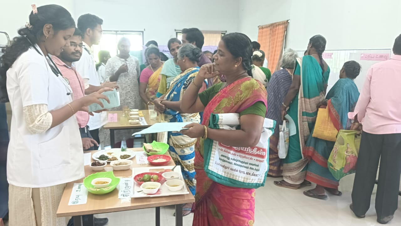 விழுப்புரம் மாவட்டம் திருவெண்ணெய்ந ல்லூர் மணக்குலவிநாயகர் மருத்துவ மனையில் உணவு வழங்கினார்கள்.