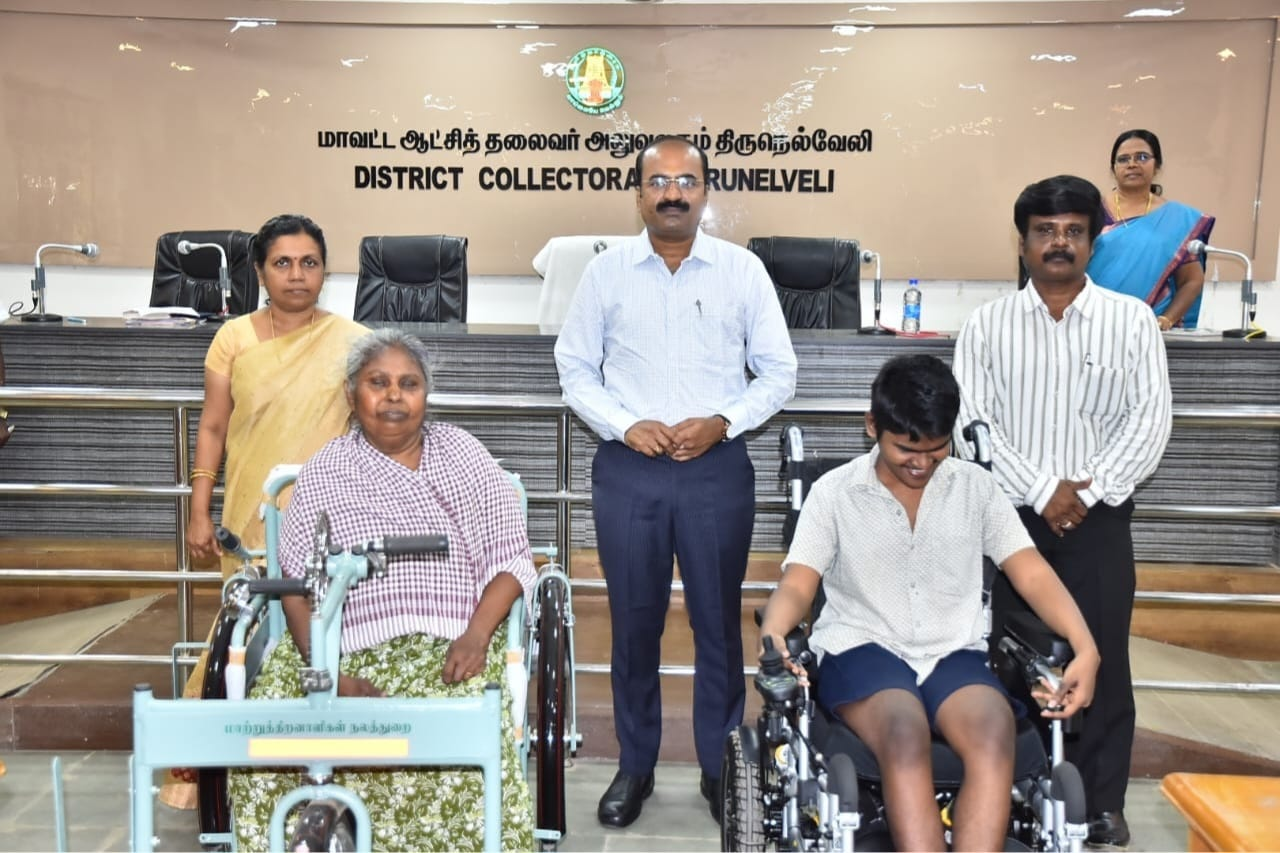 திருநெல்வேலியில் நடைபெற்ற மக்கள் குறைதீர்க்கும் நாள் முகாமில், மாற்றுத் திறனாளிகளுக்கு நலத்திட்ட உதவிகளை வழங்கிய மாவட்ட ஆட்சித்தலைவர்..!