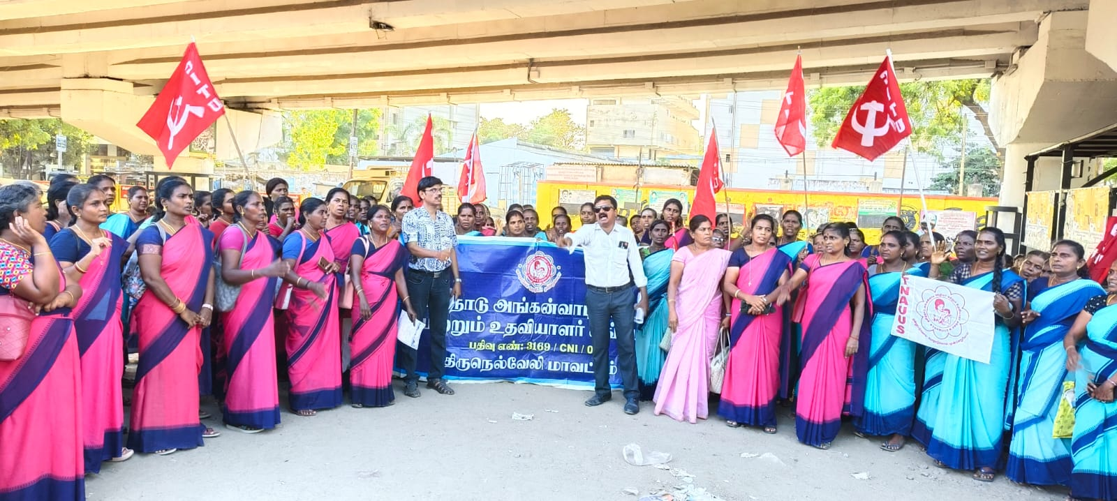 பணி நிரந்தரம் செய்யக்கோரி, திருநெல்வேலி-யில் ஆர்ப்பாட்டம் நடத்திய, அங்கன்வாடி ஊழியர்கள் மற்றும் உதவியாளர்கள்..!