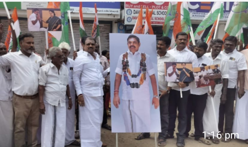 திருநெல்வேலியில், எதிர்க்கட்சித்தலைவர் எடப்பாடி பழனிச்சாமி உருவ பொம்மைக்கு, செருப்பு மாலை அணிவித்து, வாரியலால் அடிக்க முயன்ற காங்கிரசார்..!