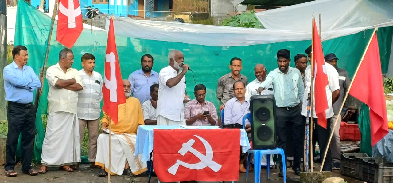 நீலகிரி மாவட்ட கூடலூர் பந்தலூர் தாலுக்காவில் நிலம் தொடர்பான பிரச்சனைகளுக்கு வனவிலங்கு தாக்குதல் மின்சாரம் பட்டா ,போன்ற சிக்கலுக்கு உடனே தீர்வு காண வேண்டும் என கூடலூர் பந்தலூர் தாலுக்காவில் 20, மையங்களில் பொதுகூட்டமும் தெருமுனை பிரச்சாரமாக நடத்துவது என்று இந்திய கமியூனிஸ்ட் கட்சி (மார்க்சிட்) cpim மாவட்ட குழுவில் தீர்மானக்கபட்டதன் அடிப்படையில் இன்றைய தினம் தேவாலாவில் போராட்ட குழு சார்பாக பொதுக்கூட்டம் நடைபெ‌ற்றது …