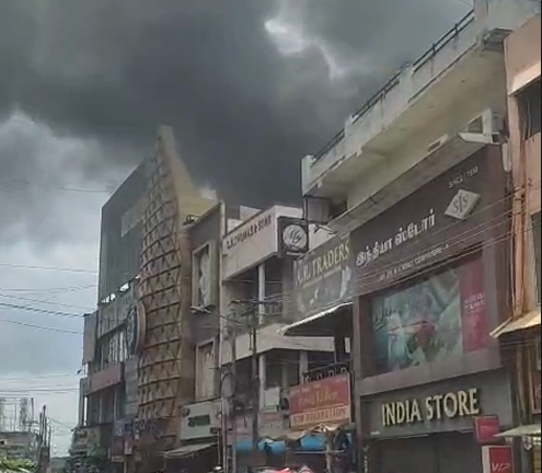 கோவை ஒப்படைக்கார வீதியில் சிம்கோ பில்டிங் தீப்பற்றி எரிதல்..!