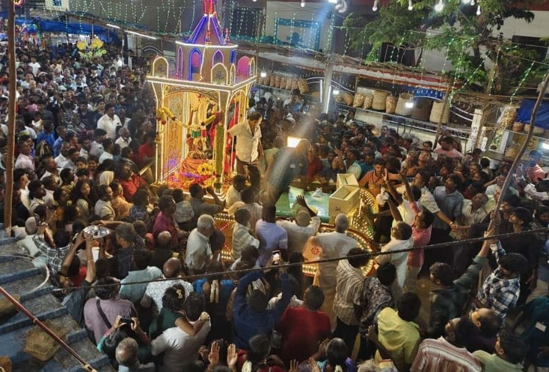 தென்காசி புனித மிக்கேல் அதிதூதர் ஆலயத்திருவிழா : நற்கருணை தேர்பவனி நடைபெற்றது..