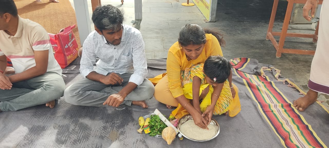 உடுமலையில் உள்ள பல்வேறு கோவில் மற்றும் பள்ளிகளில் இன்று விஜயதசமி விழா சிறப்பாக கொண்டாடப்பட்டு குழந்தைகளுக்கு எழுத்தறிவித்தல் நிகழ்ச்சி நடந்தது.