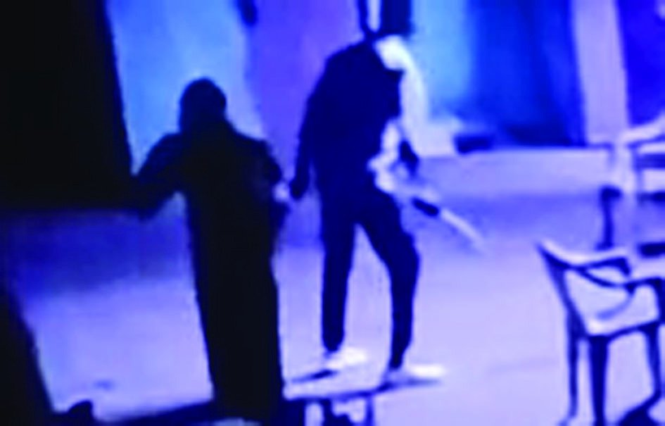 உடுமலை அருகே உள்ள மடத்துக்குளம் அருகே முகமூடி அணிந்து பயங்கர ஆயுதங்களுடன் வலம்வரும் கும்பல் சமூக வலைத்தளங் களில் வீடியோ வைரல்