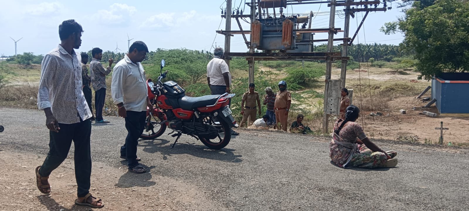 உடுமலை அருகே விவசாய மின் இணைப்பு வழங்க கோரி விவசாயி குடும்பத்துடன் பெட்ரோல் ஊற்றி தீக்குளிக்க முயற்சி பரபரப்பு