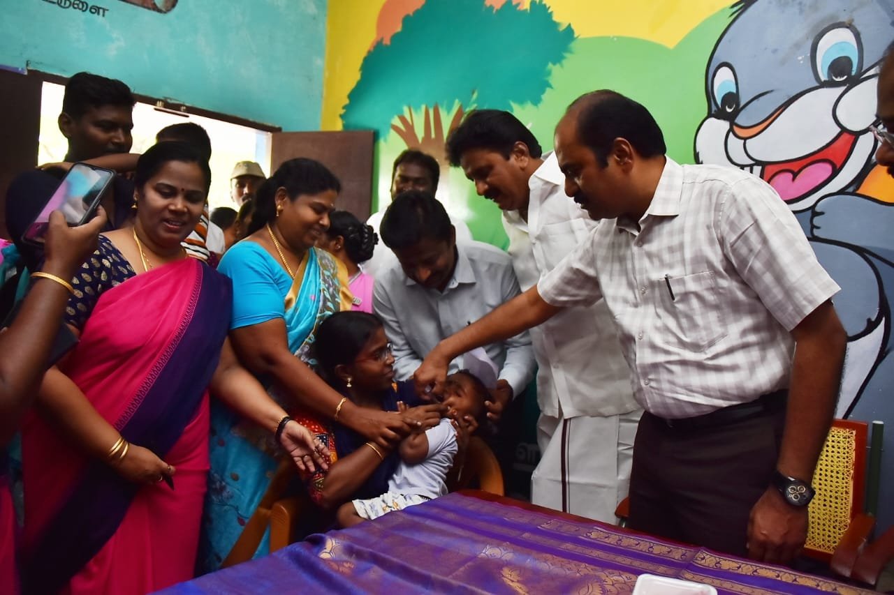 திருநெல்வேலி மாவட்டத்தில், தேசிய தீவிர போலியோ சொட்டு மருந்து வழங்கும் திட்டத்தின் கீழ்,1 லட்சத்து 33 ஆயிரம் குழந்தைகள் பயன்பெறும் வகையில், மொத்தம் 964 முகாம்களில், சொட்டு மருந்து வழங்கப்பட்டன!