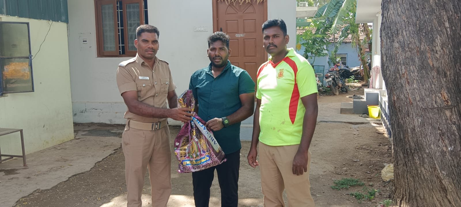 உடுமலையில் குடியிருப்பு பகுதிக்குள் நுழைந்த ஆமை மீட்பு.