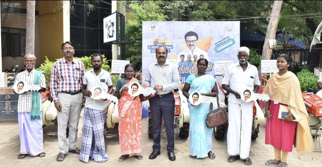 திருநெல்வேலியில் நடைபெற்ற, மக்கள் குறை தீர்க்கும் நாள் கூட்டத்தில், பயனாளிகளுக்கு நலத்திட்ட உதவிகளை வழங்கிய, மாவட்ட ஆட்சித்தலைவர் சுகுமார்!