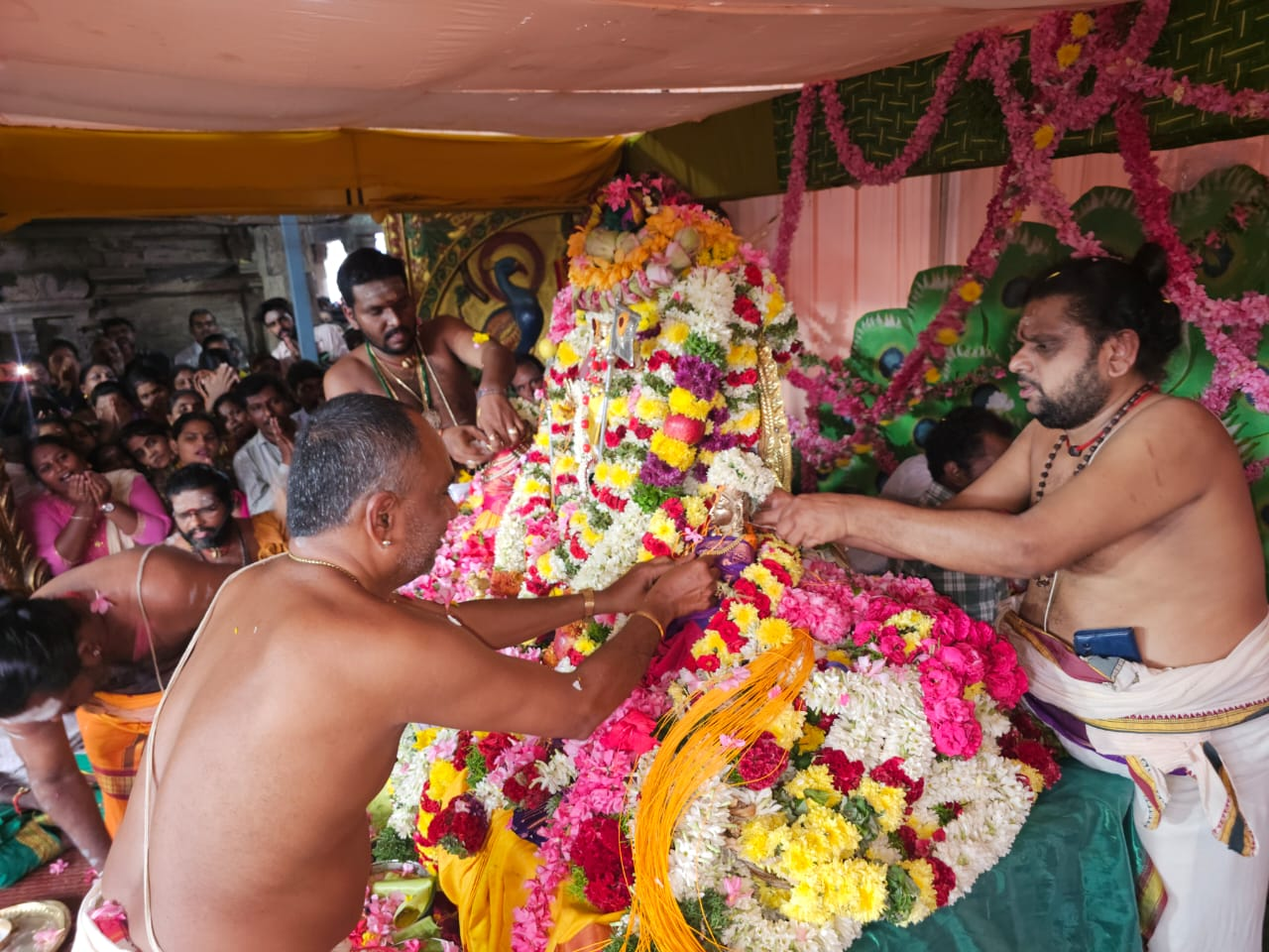 உடுமலையில் நூற்றாண்டு பழமை வாய்ந்த பிரசன்ன விநாயகர் கோவிலில் முருகனுக்கு திருக்கல்யாணம்: இதில் ஆயிரக்கணக்கான பக்தர்கள் கலந்து கொண்டனர்...