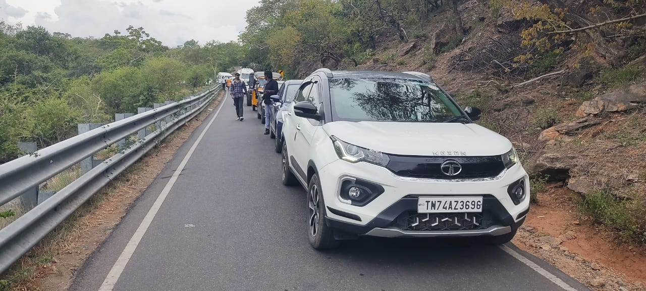 ரோட்டோரம் நிறுத்தப்படும் வாகனங்களால்.? உடுமலை-மூணாறு சாலையில் போக்குவரத்து நெரிசல் நடவடிக்கை எடுக்க வாகன ஓட்டிகள் வலியுறுத்தல்..