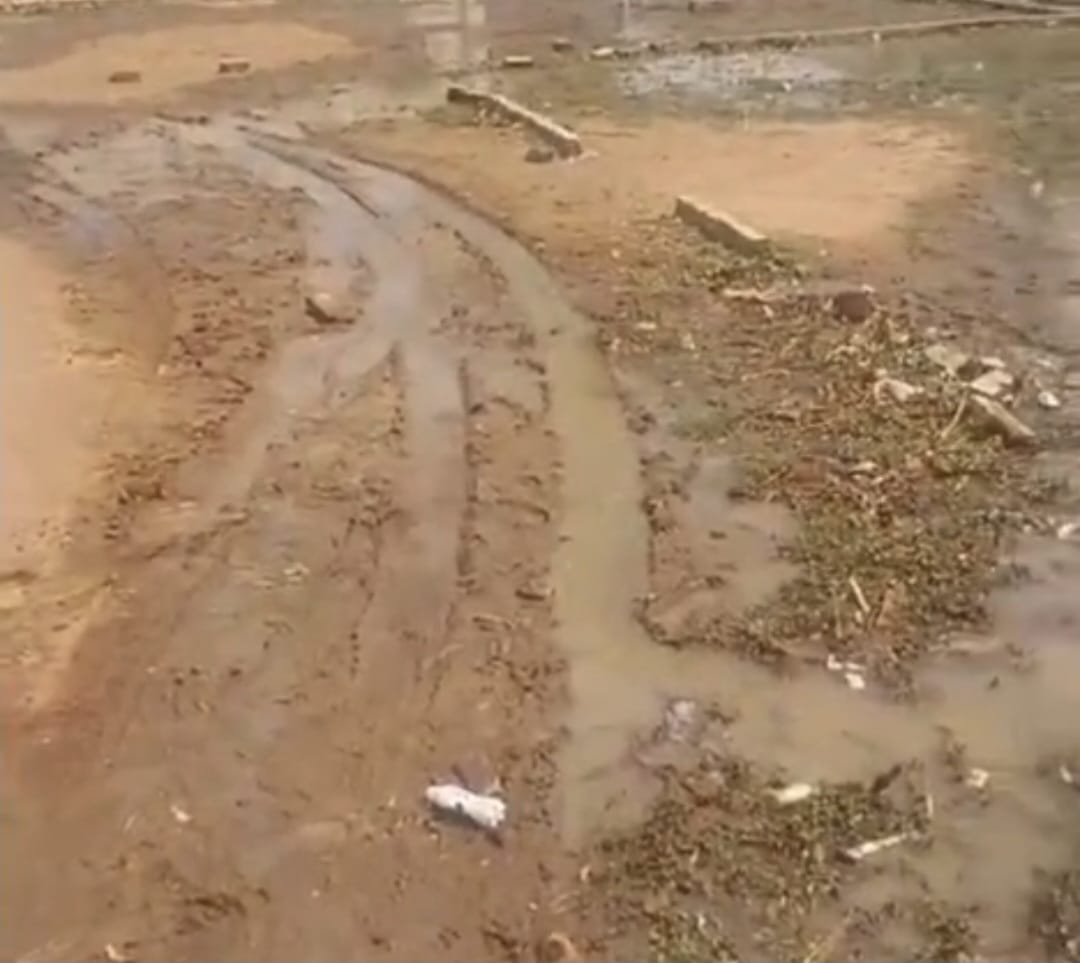 அதிகாரிகளின் அலட்சியத்தால், திருநெல்வேலி மாவட்டம், ராதாபுரம் பரமேசுவரபுரம் கிராமத்தில், சாலைகளில் பெருக்கெடுத்து ஓடி, வீணாகும் குடிநீர்!