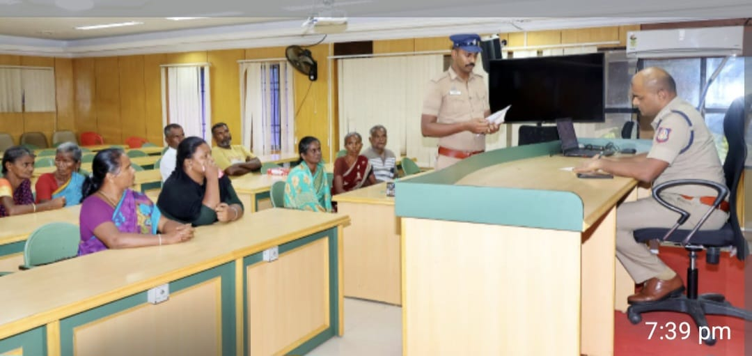 திருநெல்வேலியில், காவல்துறை சார்பாக நடைபெற்ற, மக்கள் குறைதீர்க்கும் நாள் முகாம்கள்! மாநகர காவல் துணை ஆணையர்கள் மற்றும் மாவட்ட காவல் கண்காணிப்பாளர் பங்கேற்று, பொதுமக்களிடமிருந்து மனுக்களை பெற்றனர்!