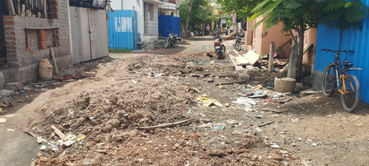 மதுரை தெருவில் சாக்கடை அடைப்பால் தெருவில் உள்ள மக்கள் ஆஸ்பத்திரியில் அனுமதி.