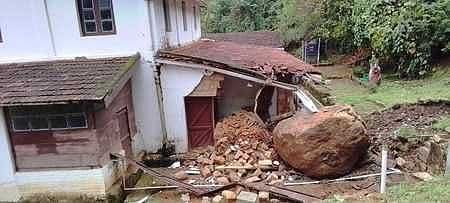 நீலகிரி மாவட்டம், குன்னூா் அருகே பாறை உருண்டு விழுந்ததில் வீட்டின் சுவா் சேதமடைந்தது....