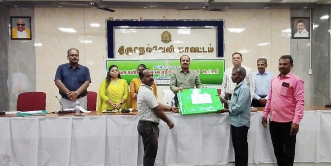 திருநெல்வேலியில், மாவட்ட ஆட்சியர் தலைமையில் நடைபெற்ற, விவசாயிகள் குறை தீர்க்கும் நாள் கூட்டம்! நலத்திட்ட உதவிகள் வழங்கப்பட்டன!