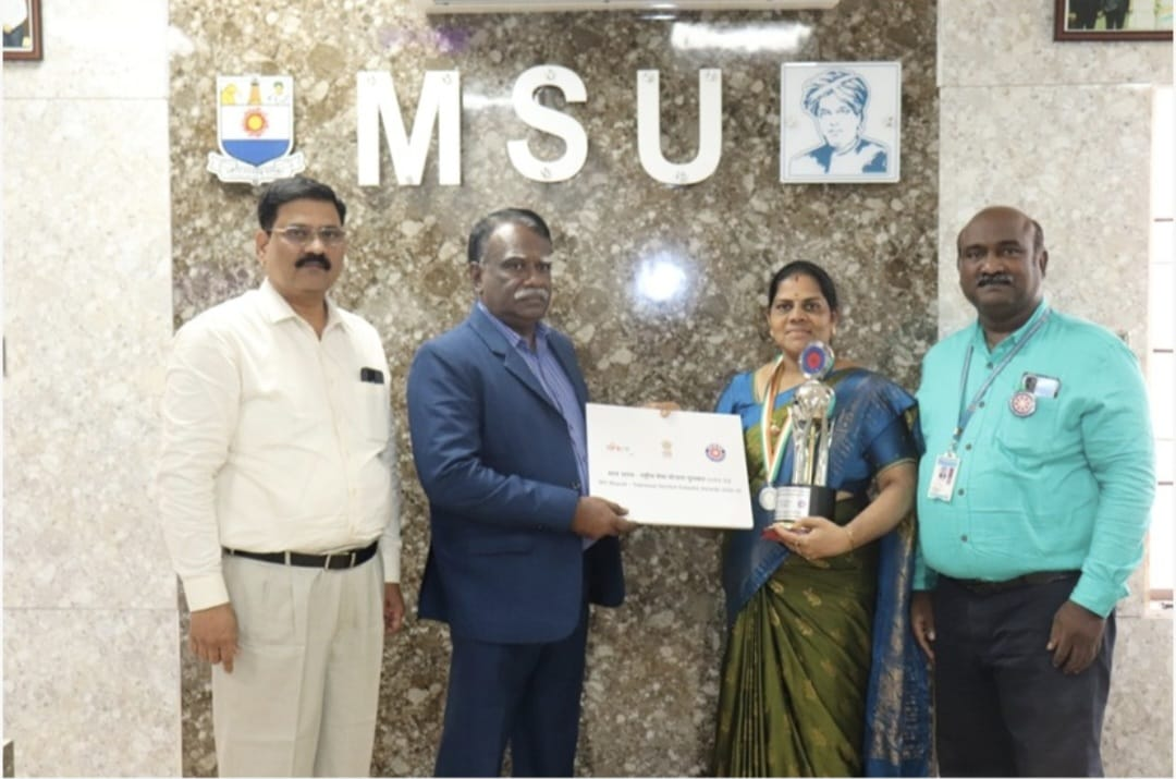 திருநெல்வேலி, மனோன்மணியம் சுந்தரனார் பல்கலைக்கழகத்தில், தேசிய அளவில் சிறந்த நாட்டு நலப்பணித்திட்ட அலுவலர் விருது பெற்றுள்ள பேராசிரியரை, பாராட்டி வாழ்த்திய துணை வேந்தர்!