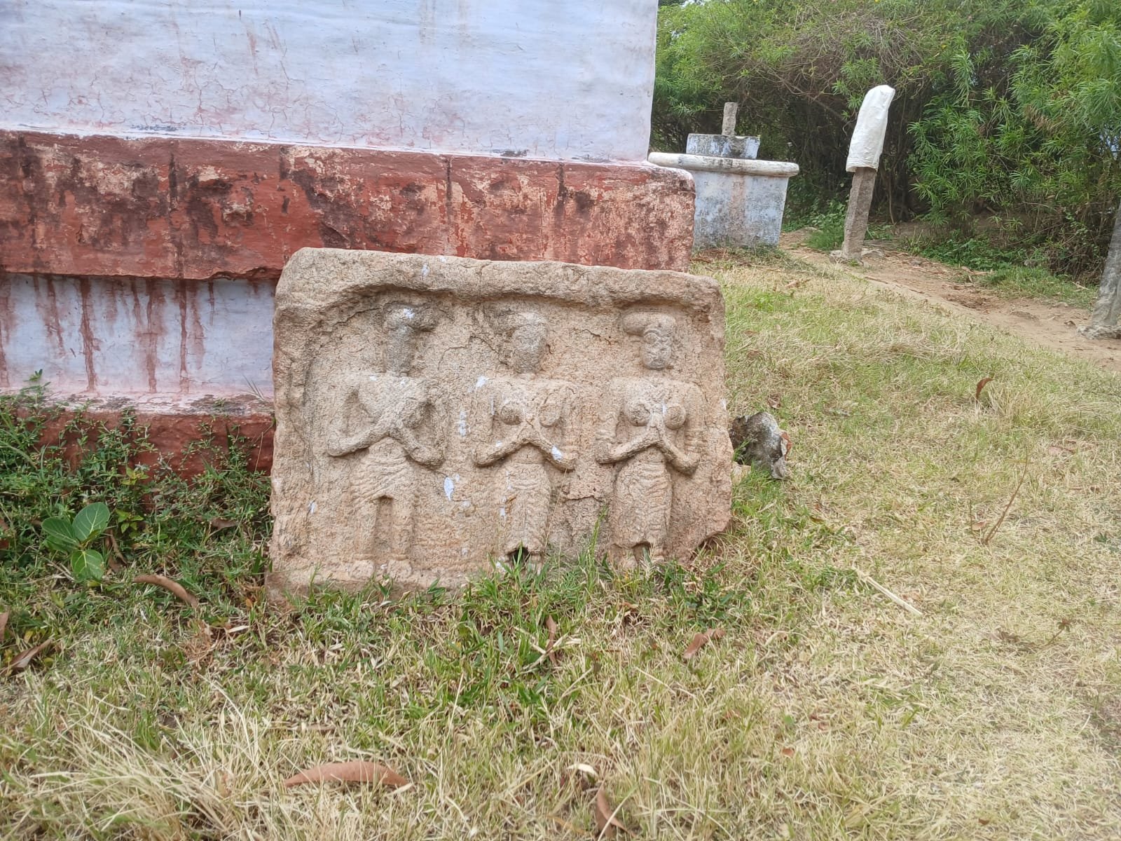 உடுமலை அருகே உள்ள பள்ளபாளையம் பகுதியில் சிதிலமடைந்த பாளையக்காரர் சிலைகள்.
