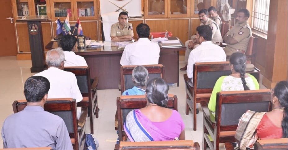 திருநெல்வேலியில், மாநகர காவல் ஆணையர் மற்றும் மாவட்ட காவல் கண்காணிப்பாளர் அலுவலகங்களில் நடைபெற்ற, மக்கள் குறைதீர்க்கும் முகாம்கள்!