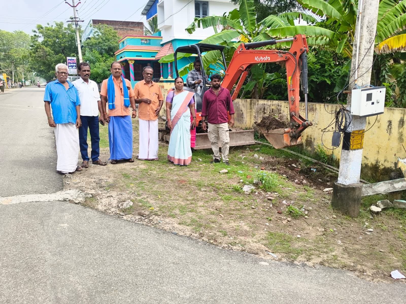 தேரூரில் மழைநீர் வடிகால் பணிக்கு தொடக்க விழா.