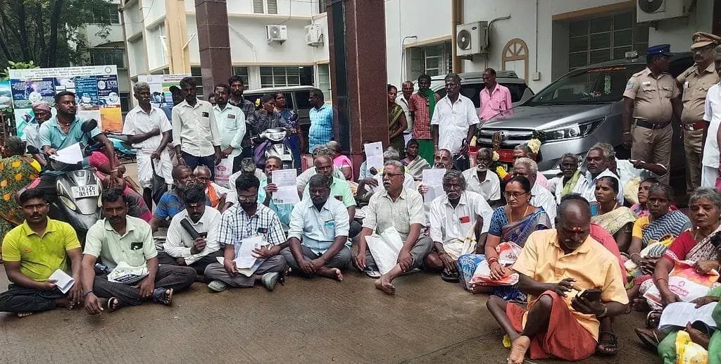 தமிழ்நாடு அனைத்து வகை மாற்றுத்திறனாளிகள் மற்றும் பாதுகாப்போா் உரிமைகளுக்கான நலச்சங்கத்தினா் விழுப்புரம் ஆட்சியரகம் முன் தா்னாவில் ஈடுபட்டனா்.