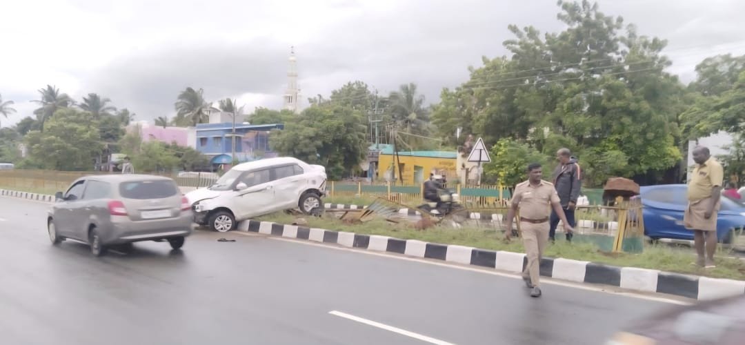 திருநெல்வேலி மாவட்டம் பணகுடியில், திருநெல்வேலி- திருவனந்தபுரம் தேசிய நான்குவழி நெடுஞ்சாலையில், சென்டர் மீடியனில் மோதி விபத்துக் குள்ளான கார்! அதிர்ஷ்டவசமாக, காயம் எதுவுமின்றி, காரில் வந்தவர்கள் உயிர் தப்பினர்!