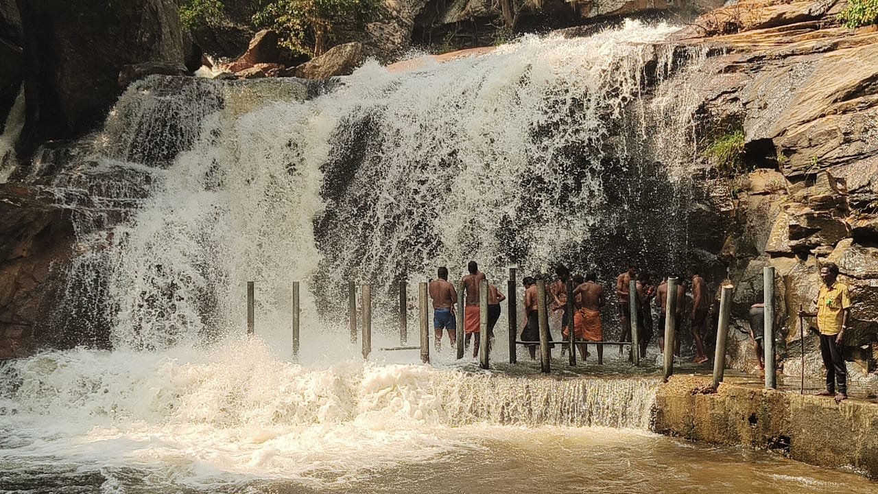 உடுமலை அருகே திருமூர்த்திமலை பஞ்சலிங்க அருவியில் 4 நாட்களுக்குப்பின் குளிக்க அனுமதி.