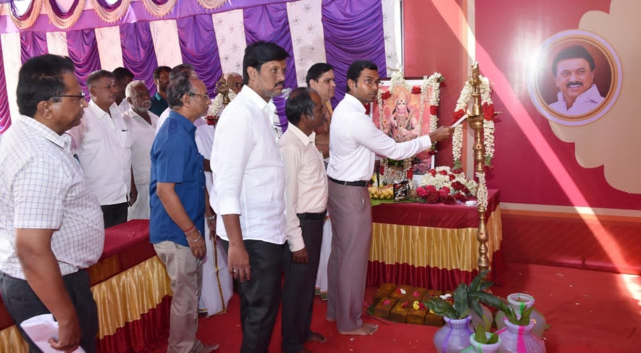 விழுப்புரம் ஆஞ்சநேயர் குளம் ரூபாய் 2 கோடியே 82 லட்சம் மதிப்பீட்டில் புனரமைப்பு பணி முதல்வர் காணொளி மூலம் தொடங்கி வைத்தார்.