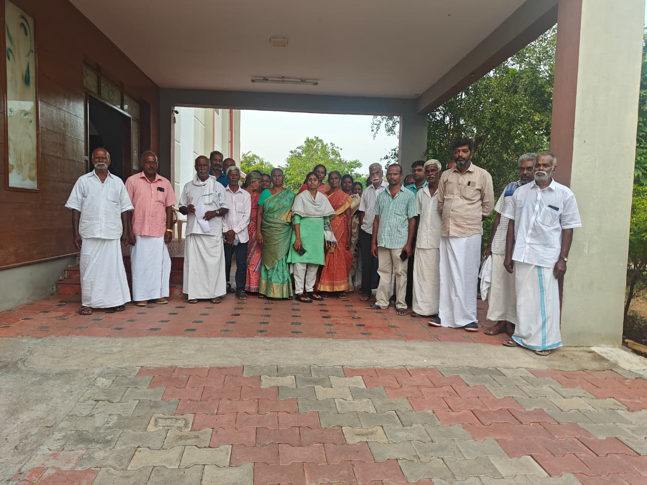 உடுமலையில் பூட்டிய கோவிலை திறக்க கோரி வருவாய் கோட்டாட்சியர் அலுவலகத்தில் மணுகொடுக்க திரண்ட பொதுமக்கள்..